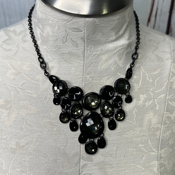 Jewelry - Black necklace with green jems